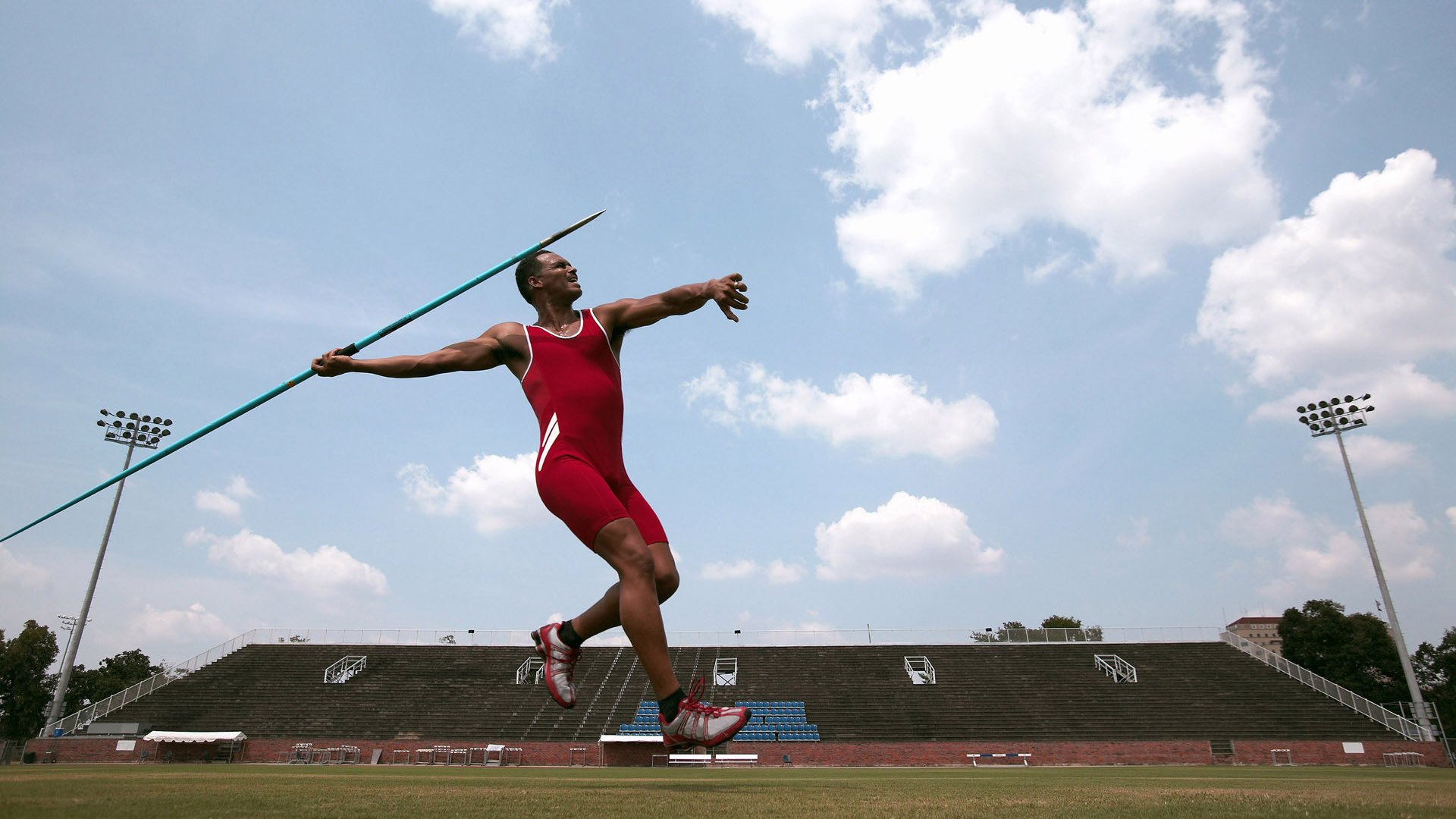 技惊四座，球员飞身扣篮让观众惊呼连连！，飞人扣篮视频
